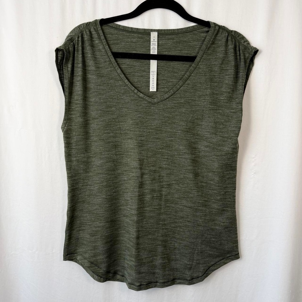 Lululemon olive green heathered top size 6